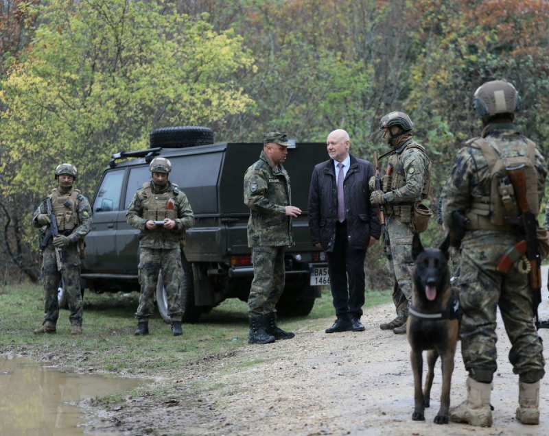 Министърът на отбраната посети българо-турската граница, почти 400 военнослужещи подпомагат охраната на съоръжението