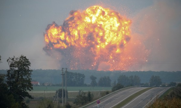 Силни експлозии в руска военновъздушна база в Крим; според руското министерство на отбраната са се взривили авиационни боеприпаси