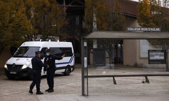 Масови арести във Франция след убийството на учител от ислямист
