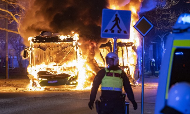 Най-малко трима ранени при анти-ислямски размирици в Швеция