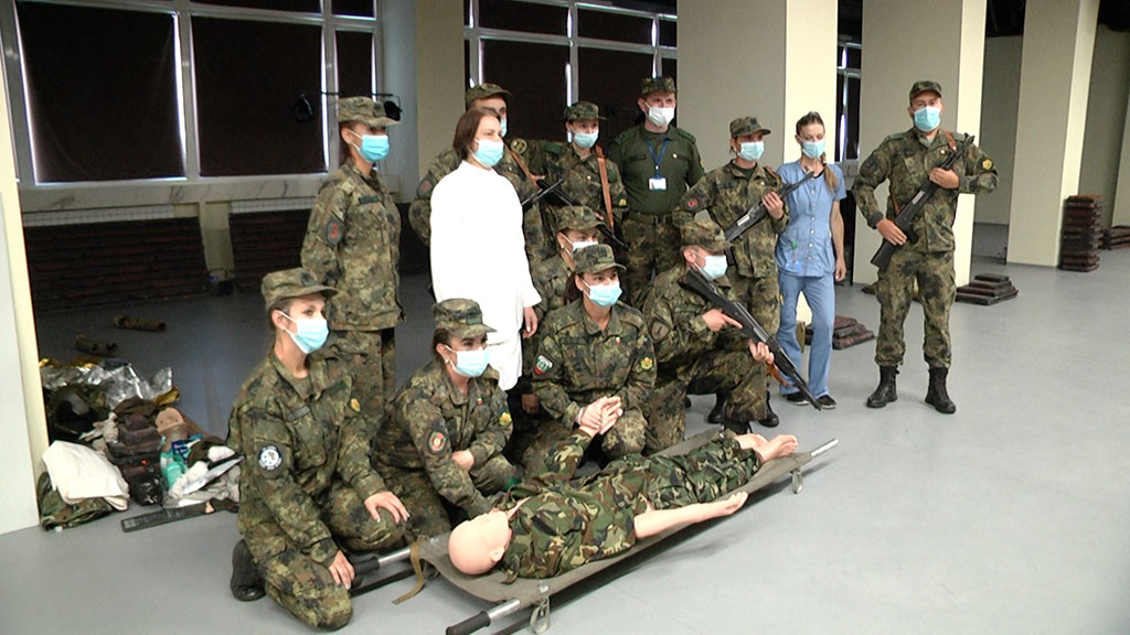 Във военномедицинския симулационен тренировъчен център бойни санитари на курс по първа медицинска помощ