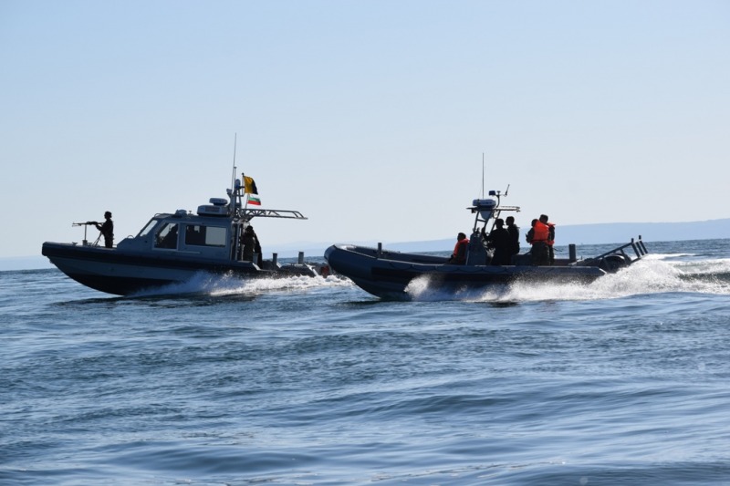 Военноморските сили проведоха спешна медицинска евакуация на член от екипажа на търговски кораб