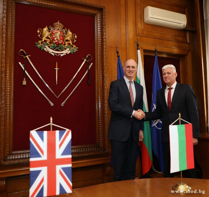 Сътрудничеството в отбраната обсъдиха министър Димитър Стоянов и Лео Дохърти