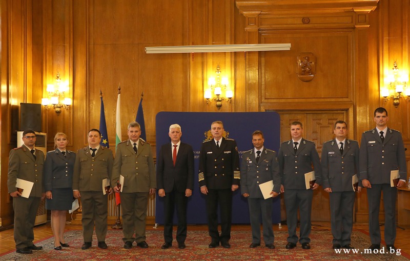 Министърът на отбраната награди военнослужещи, помагали след земетресенията в Турция