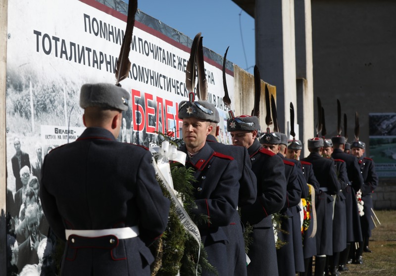 Ръководството на Министерството на отбраната почете паметта на жертвите на комунистическия режим