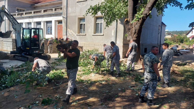 140 военнослужещи от Сухопътните войски и Военновъздушните сили и днес са в помощ на пострадалите от Карловско - armymedia.bg 140 военнослужещи от Сухопътните войски и Военновъздушните сили и днес са в помощ на пострадалите от Карловско