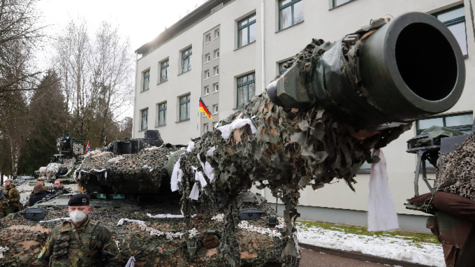 Берлин води интензивен диалог с международните партньори по въпроса за танковете за Украйна