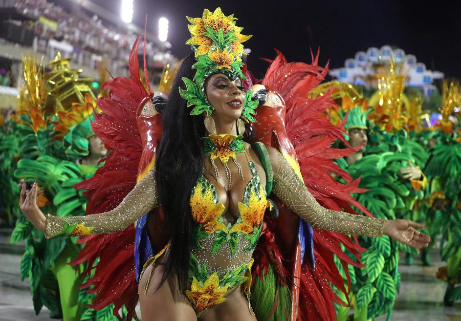 Карнавалът в Рио в кадър: Цветен, секси и много самба