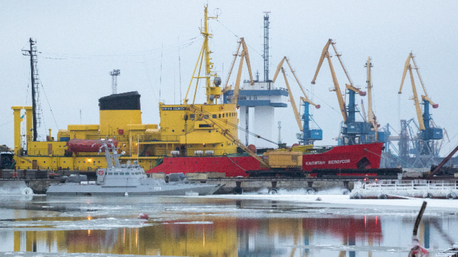 Пристанището в Мариупол е разчистено от мини и започна работа, съобщи Москва