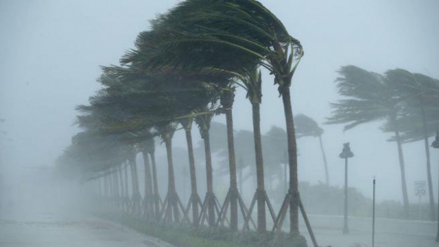 Над милион потребители останаха на тъмно във Флорида заради урагана Иън