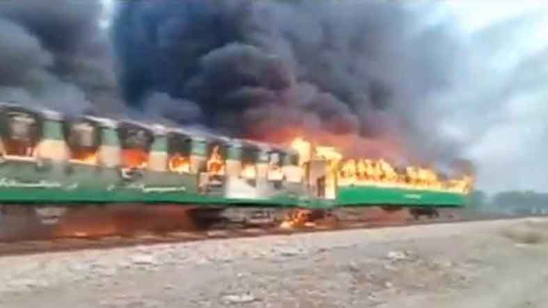 Трагедия в Пакистан повече от 70 души изгоряха в пътнически влак