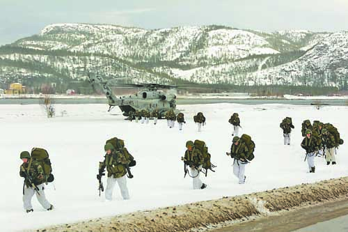Четирима загинали при катастрофа на американски военен самолет в Норвегия