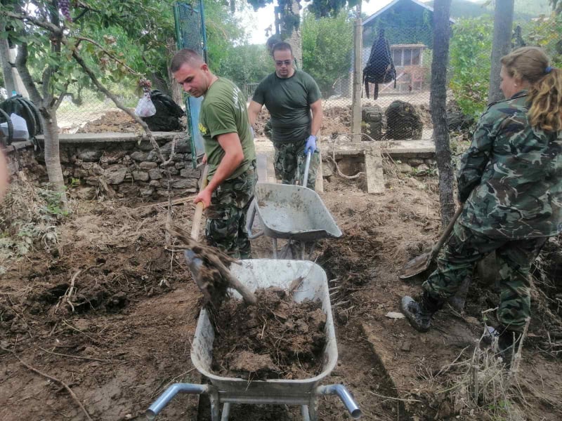Над 400 военнослужещи помагат след потопа в Карловско