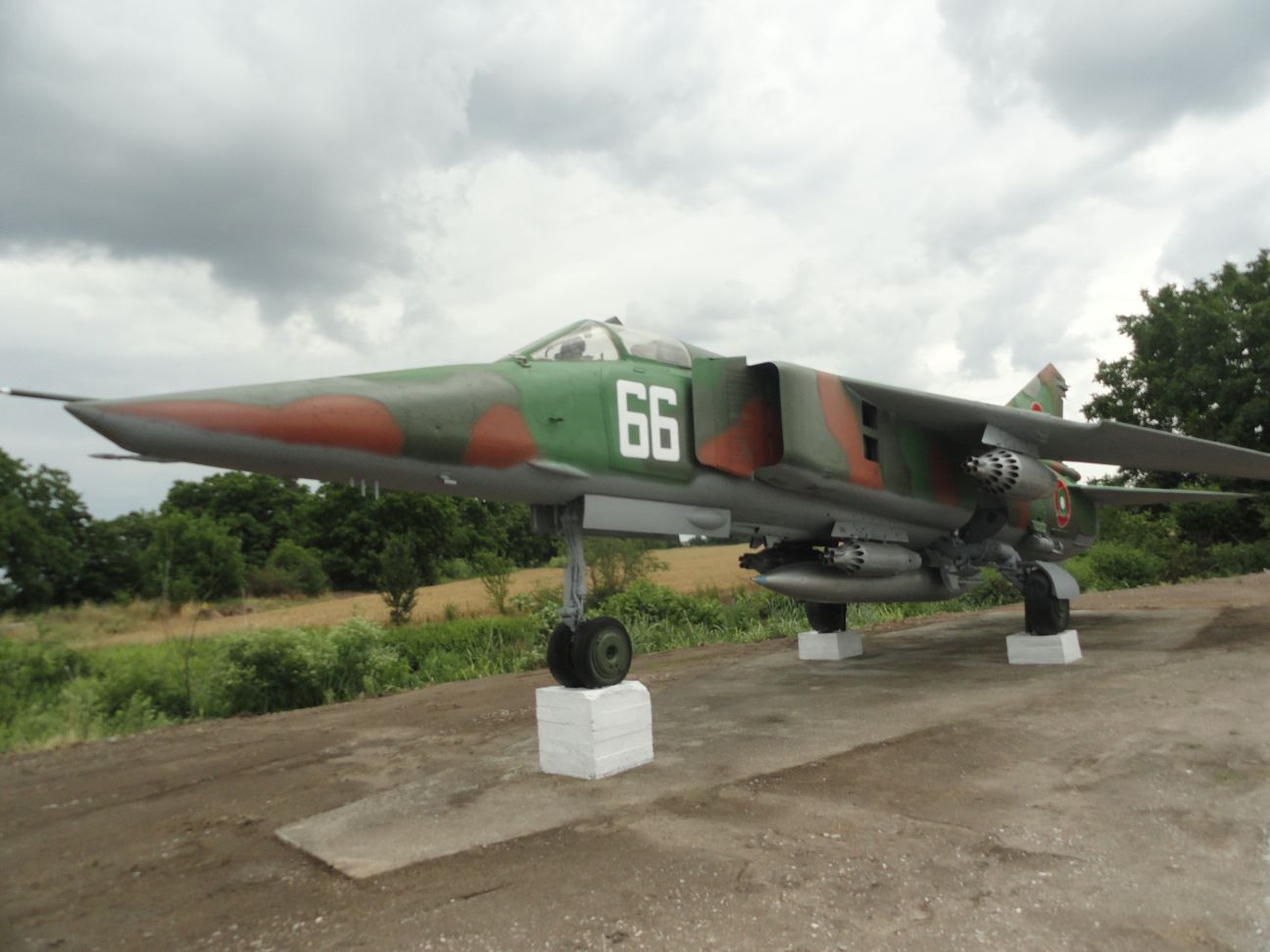 МиГ-23 – сам, но горд на разклона