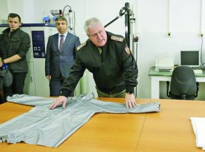 Полковник Димитър Кирков лично представи платовете, които бяха подготвени за производство на защитните облекла