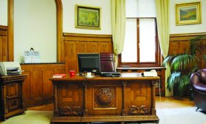 Прословутото бюро на братя Бурови е истинско произведение на изкуството. Днес то се пази в сградата на фалиралата КТБ в София 