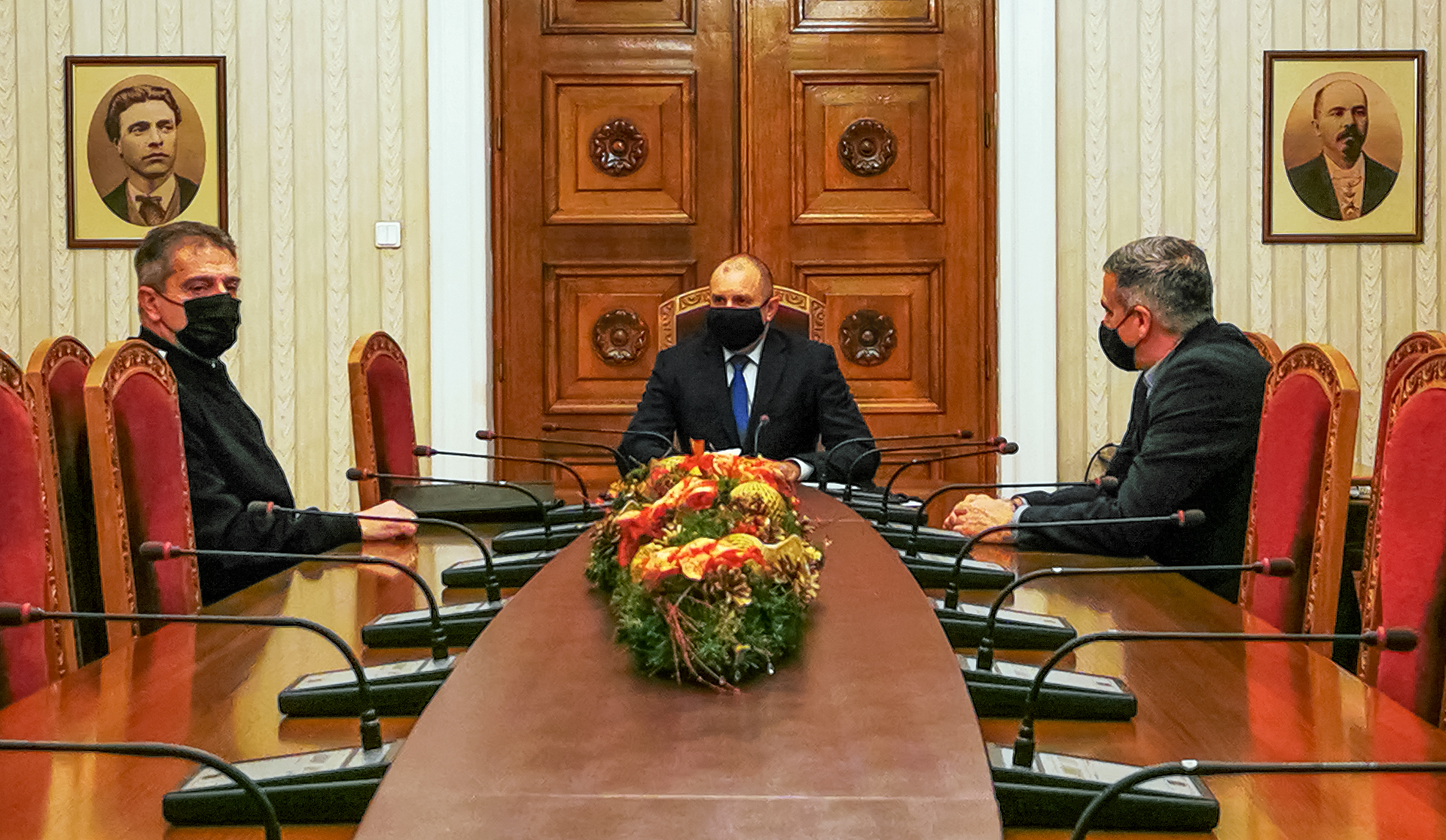 Президентът Румен Радев проведе работна среща с Началника на отбраната адмирал Емил Ефтимов