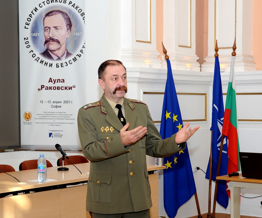 Генерал-майор Тодор Дочев: Военната академия е отворена към България и света