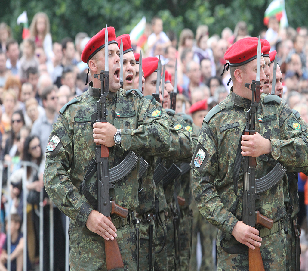 Обявиха 722 свободни места във Въоръжените сили