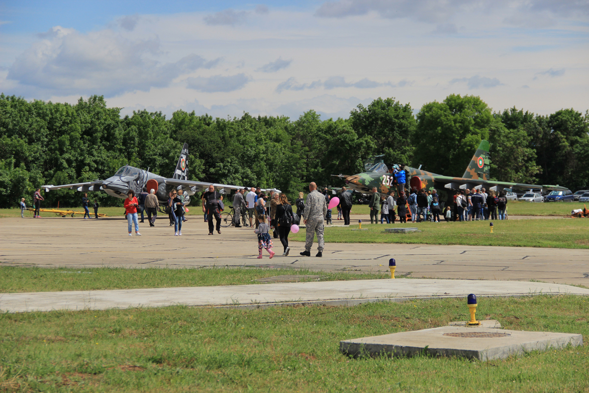 Никола „полетя“ на изтребител Су-25  в Деня на детето