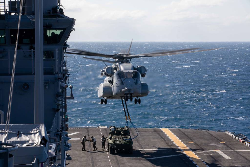 Вертолет пренесе 12-тонен БТР над океана