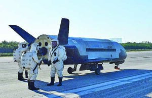 7 май 2017 г. Орбиталният самолет на ВВС на САЩ X-37B е спрял на пистата на НАСА за приземяване на совалки в Космическия център 'Кенеди'. Апаратът е безпилотен.