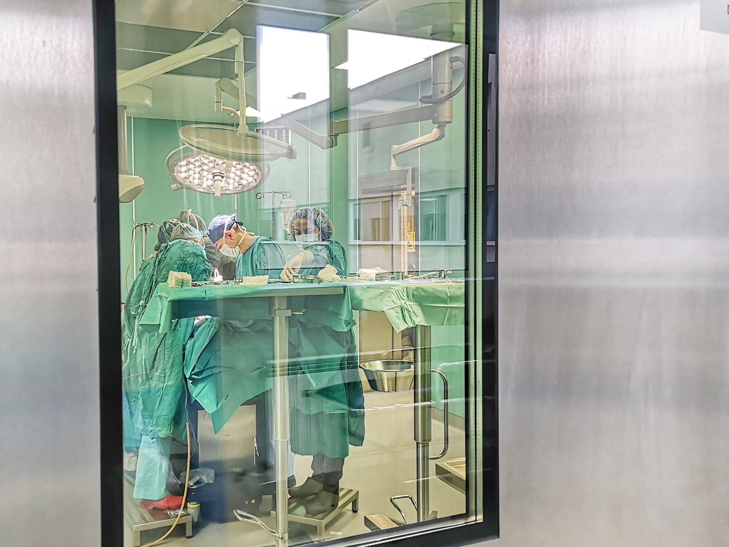 Още 5 операционни зали от световна класа за хирурзите от ВМА