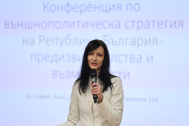 Всички заедно можем да направим така, че България да бъде фактор за стабилност и сигурност в Югоизточна Европа, каза Мария Габриел - armymedia.bg Всички заедно можем да направим така, че България да бъде фактор за стабилност и сигурност в Югоизточна Европа, каза Мария Габриел