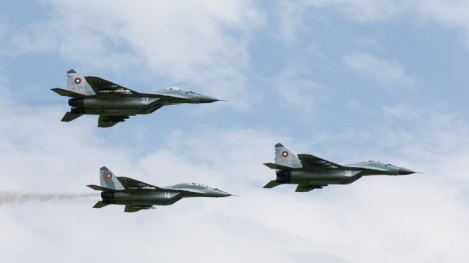 МиГ-29 ще поздравят пловдивчани за 6 май с полет във формация „клин“
