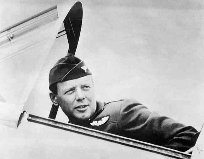 На 21 май 1927 година американският пилот Чарлз Линдбърг извършва първия в света полет без прекъсване над Атлантическия океан
