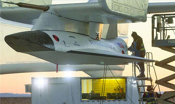 С най-големия самолет в света тестват хиперзвуков апарат