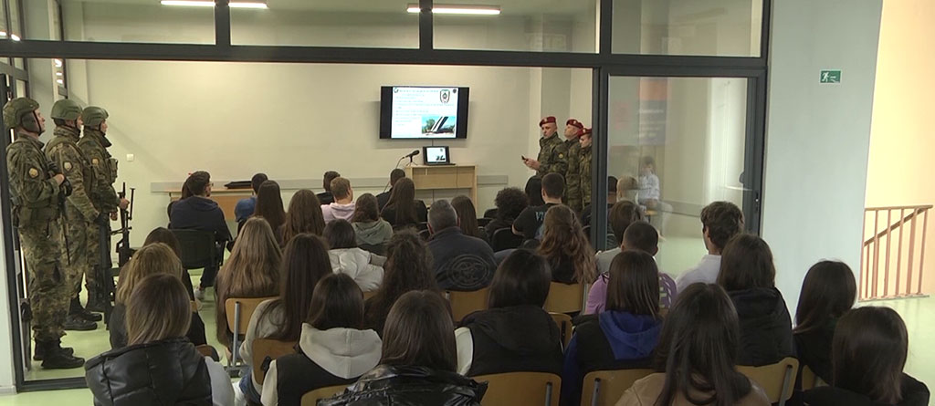 „Седмица на кариерното ориентиране“ представиха военната професия пред ученици от Хасково