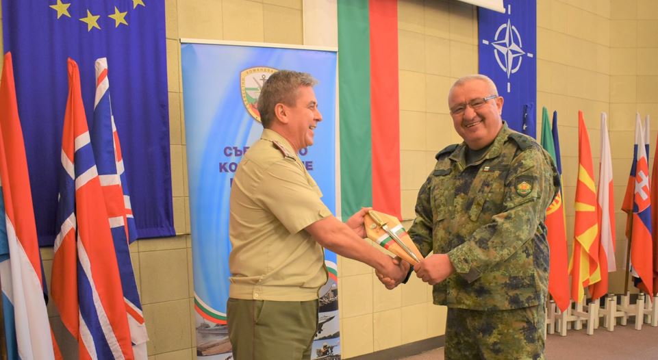 генерал-майор Валери Цолов награди с предметни награди и грамоти военнослужещи от отдел „Комуникационно-информационни системи“