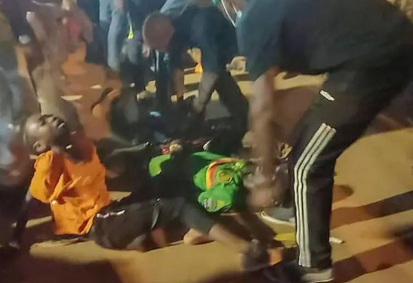 Загинали и ранени при блъсканица пред стадион в Камерун