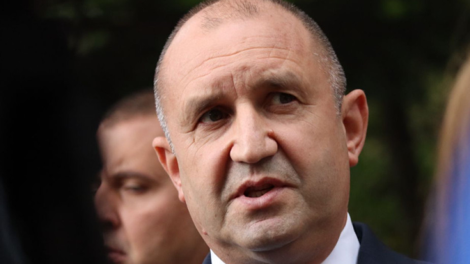 Докато има служебно правителство, българите няма да стоят на тъмно, заяви Румен Радев