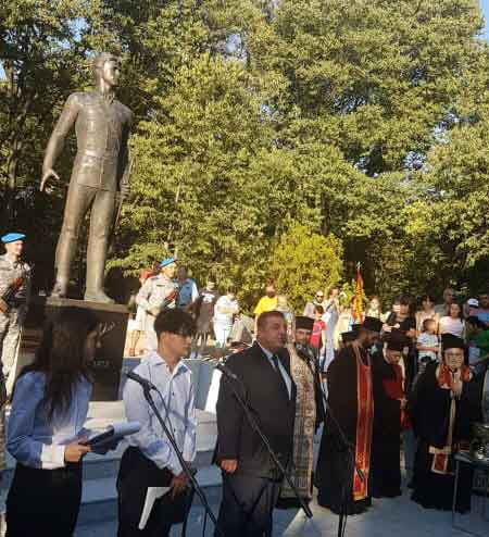 Красимир Каракачанов откри паметник на Апостола в Русе