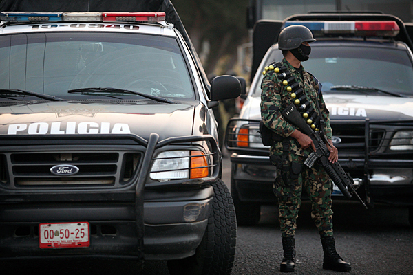 След 2 атаки срещу органите на реда в Мексико правителството изпрати военни и полиция в провинцията