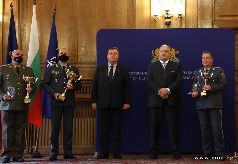Красимир Каракачанов награди най – добрите военни спортисти за 2020 година