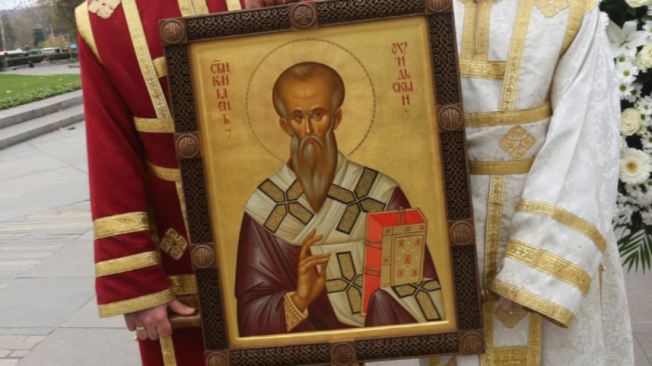 Православната църква чества създателя на кирилицата – Св. Климент Охридски