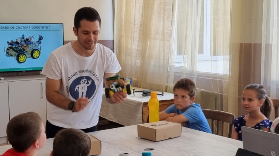 Пилот на изтребител преподаде открит урок по роботика на деца в Момчиловци