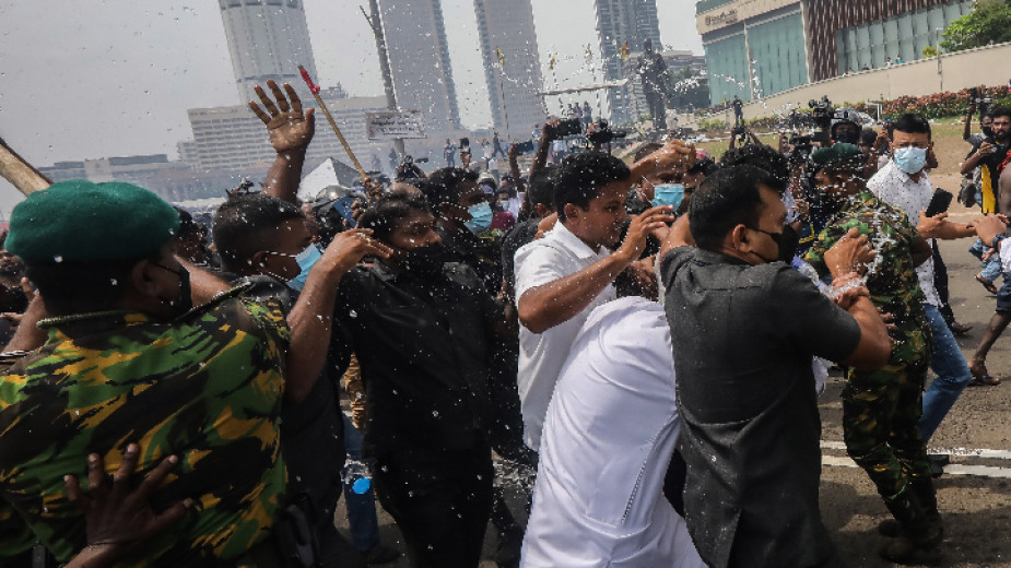 Масови протести и сблъсъци в Шри Ланка