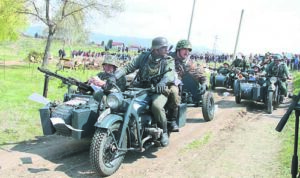 'Цюндап' поведе колоната от мотоциклети, от която войниците хвърляха позиви 