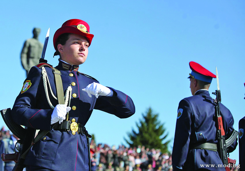 Парадните униформи на курсантите носят духа на времето