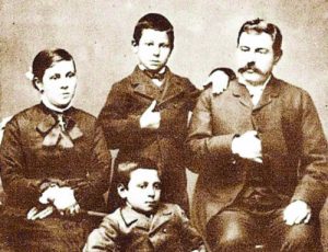 Димитър и Кунка Бурови със синовете си Иван (правият) и Атанас в края на ХIХ в. в Горна Оряховица 