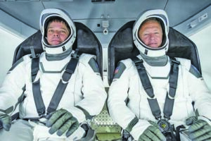 Астронавтите Робърт Бенкън (вляво) и Дъглас Хърли в костюми 'Спейс Екс'