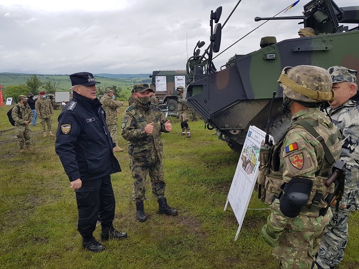 Началникът на отбраната наблюдава учение в Румъния
