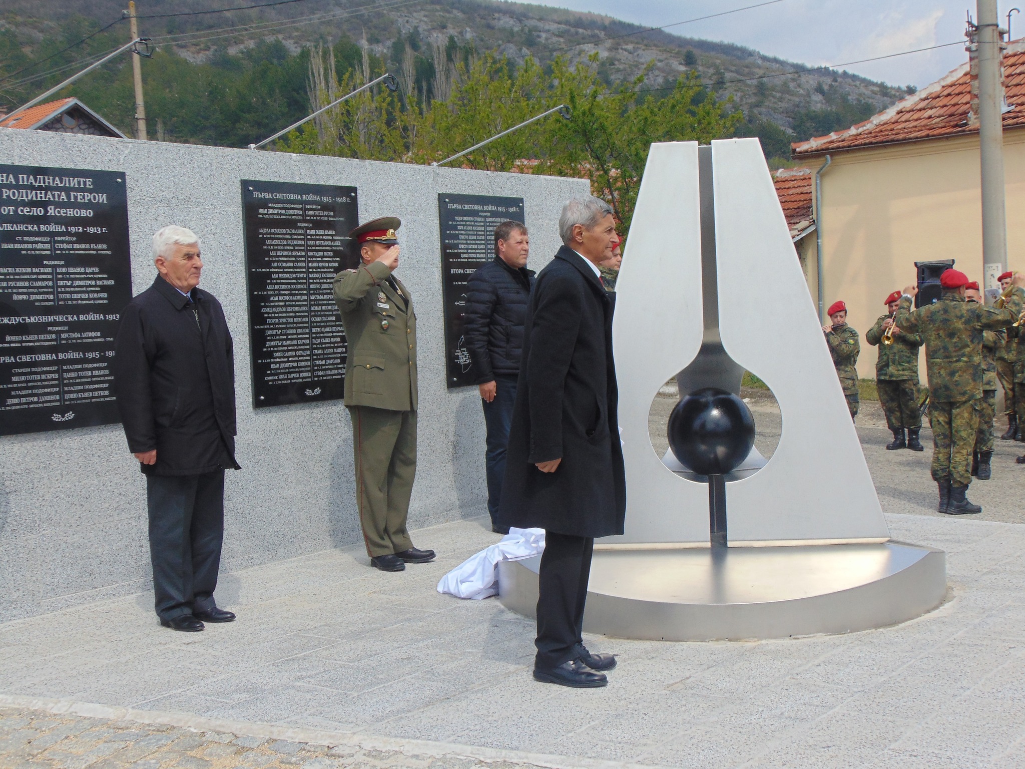 В село Ясеново откриха военен паметник