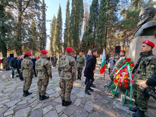 С поднасяне на венци и цветя отбелязват 176 години от рождението на поета и революционер Христо Ботев в Стара Загора - armymedia.bg С поднасяне на венци и цветя отбелязват 176 години от рождението на поета и революционер Христо Ботев в Стара Загора
