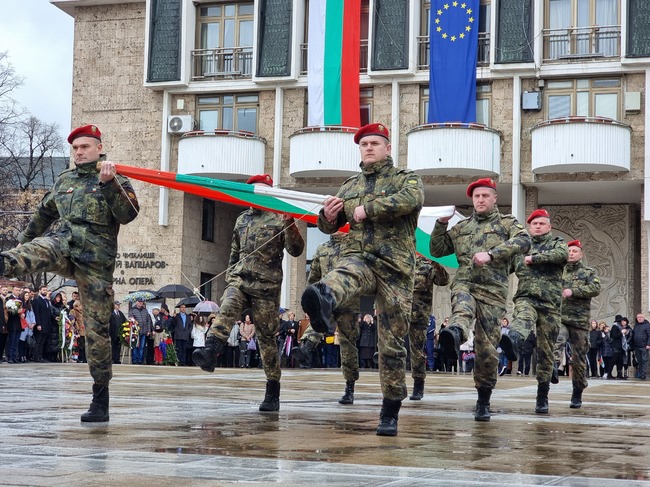 С тържествено шествие и издигане на националния флаг Благоевград отбеляза 145 години от Освобождението на България