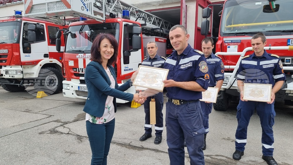 Пожарникари, участвали в ликвидирането на пожарите в Гърция, бяха наградени днес от областния управител на Габрово